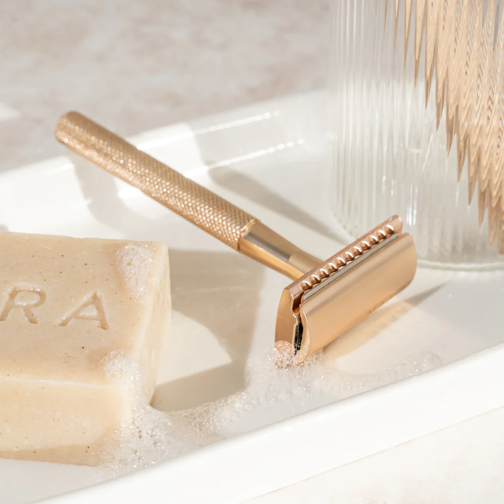 Nara-Shave-Soap-Gold-Razor